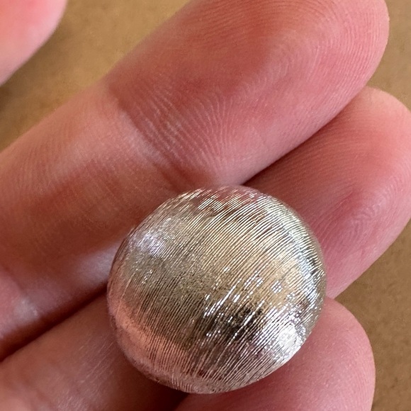 Vintage Round Silver Etched Clip On Earrings. Shiny. Nice. Simple. - Picture 4 of 5